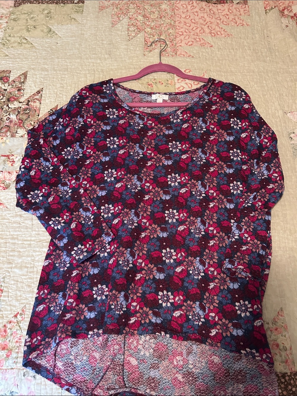 Women's Floral Crewneck Pullover Sweater - Burgundy Floral 3/4 Sleeve Knit